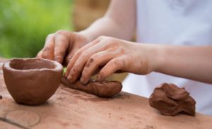 Faire de la poterie chez soi : quel type de poterie en fonction des âges de la famille ?